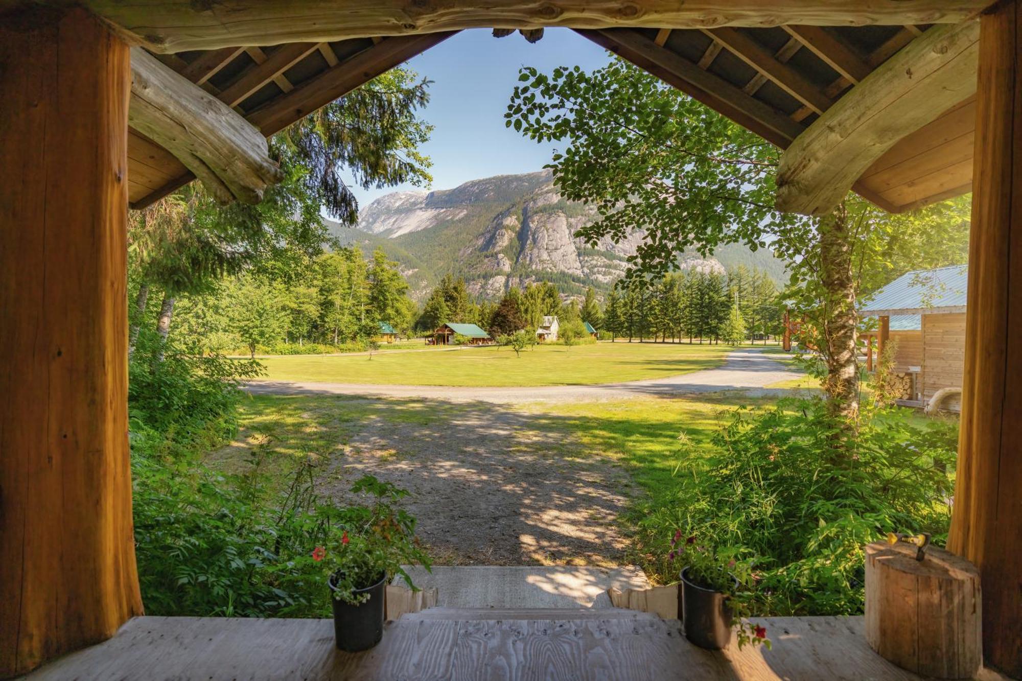 Bella Coola Grizzly Tours And Resort Hagensborg Exterior foto